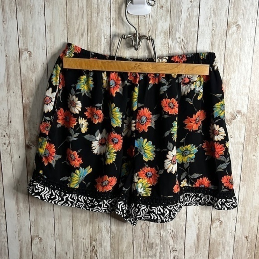 Xhilaration Macrame Trim Floral Side Pocket Shorts